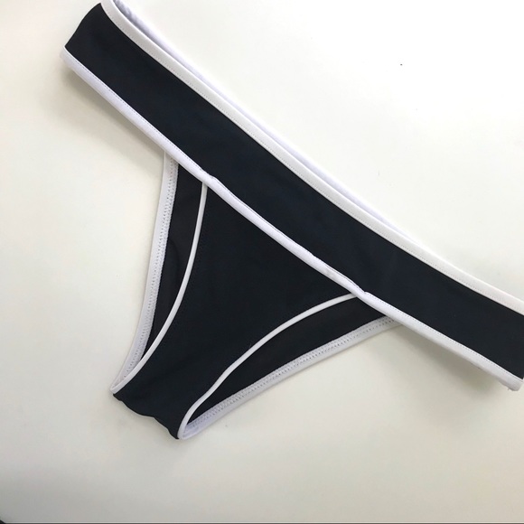 Victoria's Secret Other - VS Black and white color block bikini bottoms